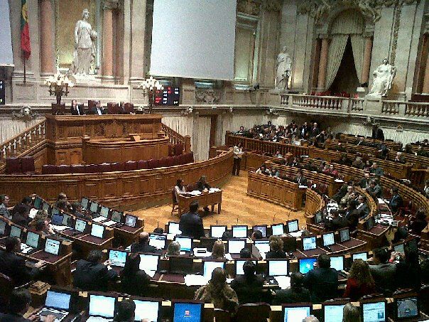 Projetos que previam alargamento das benefici�ras da PMA chumbados no Parlamento